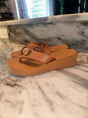 Lindsay Phillips Size 6 Tan Woven Platform Thong Sandals with Gold Accent
